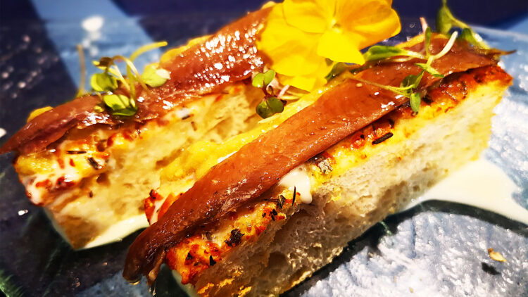 Anchoas sobre pan de focaccia