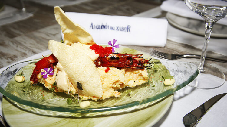 Ensaladilla con carabinero a la brasa